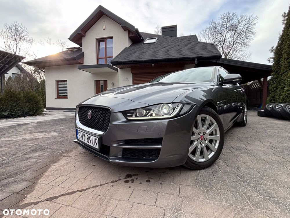 Jaguar XE 2.0 D Portfolio - 1