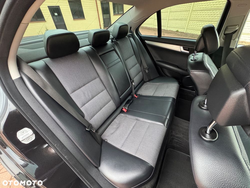 Mercedes-Benz Klasa C 180 BlueEFFICIENCY 7G-TRONIC Avantgarde - 28