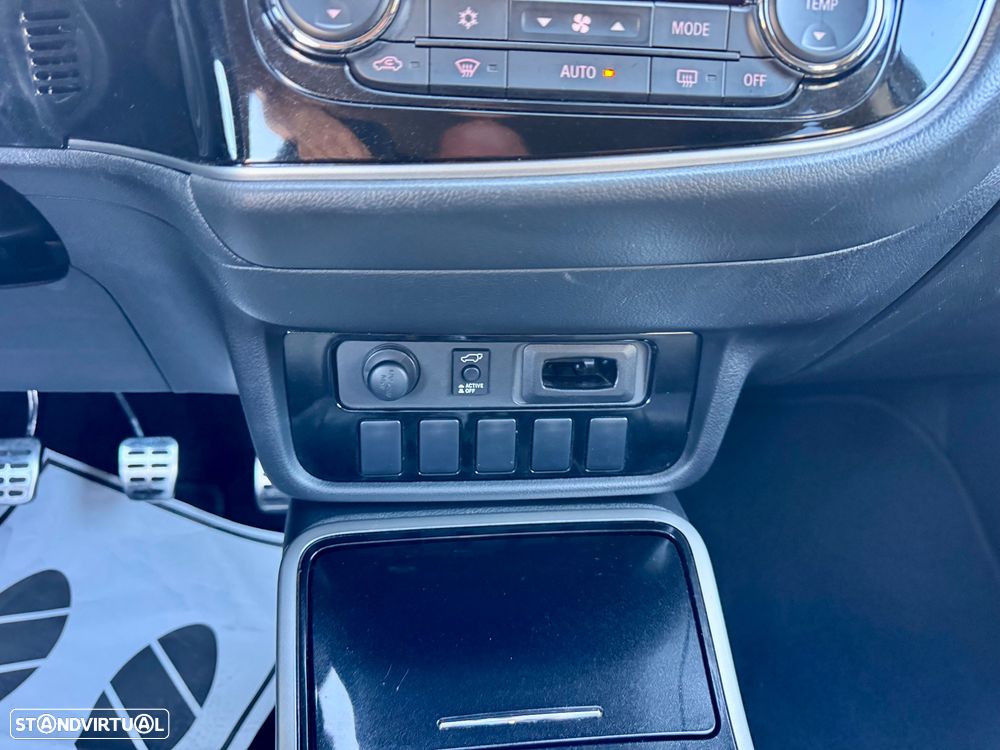 Mitsubishi Outlander 2.2 DI-D Instyle Navi Black Edition - 15
