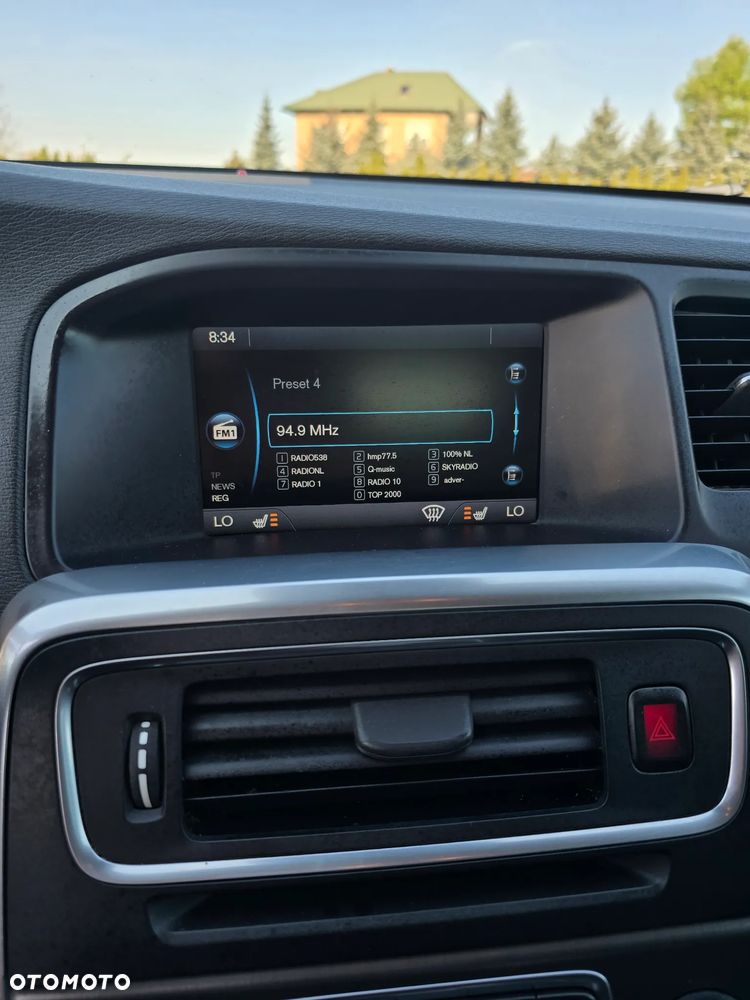 Volvo V60 D6 AWD Plug-in Hybrid R-Design Summum - 34