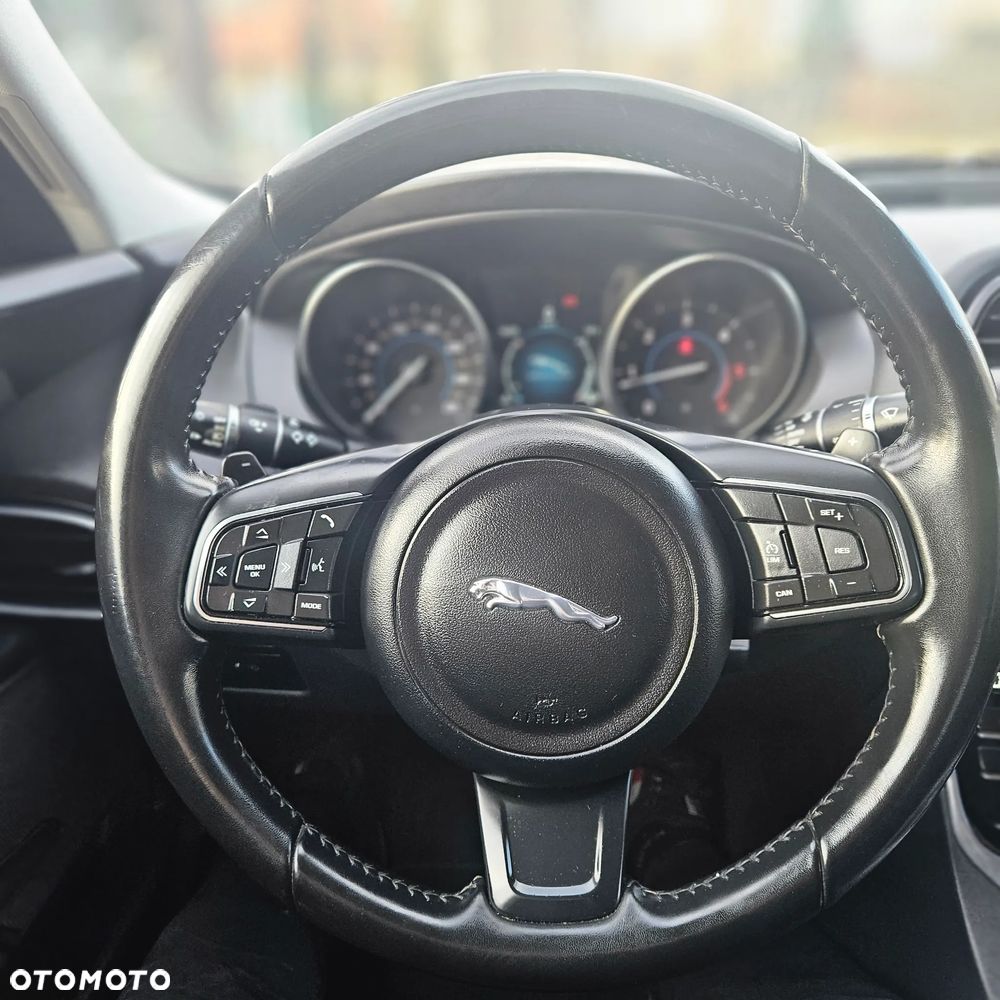Jaguar XE - 36