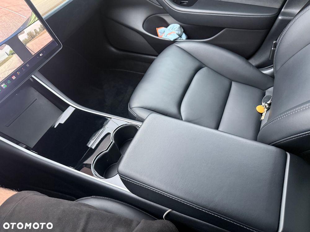 Tesla Model 3 - 32