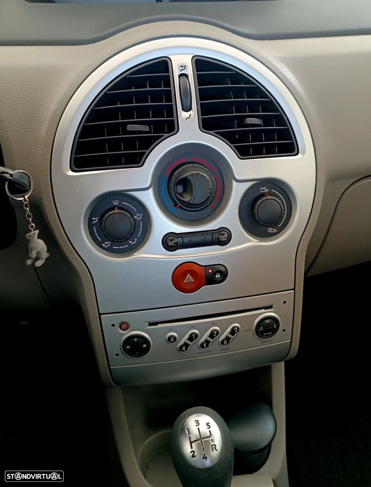 Renault Clio 1.2 16V Confort - 9