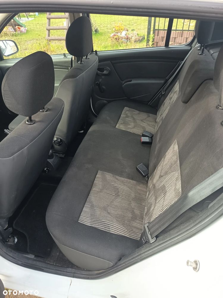 Dacia Sandero - 8