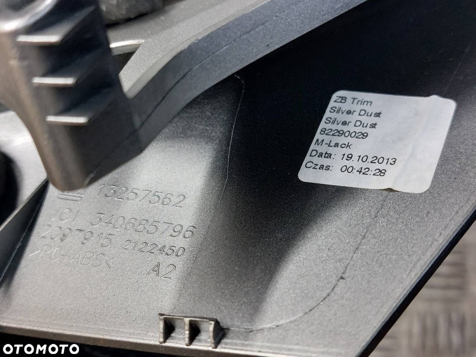 SCHOWEK PASAŻERA + RAMKA ŚRODKOWA KOKPITU ASTRA J EU 13262607 13257562 - 8