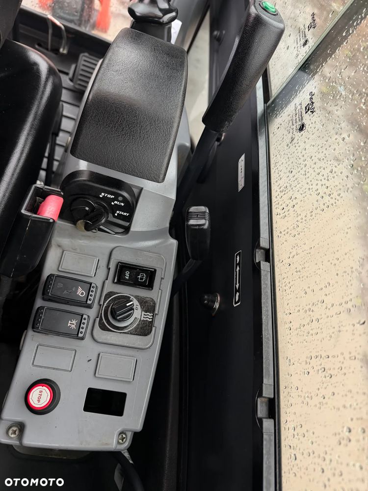 Kubota KX016-4 Koparka Gąsienicowa 2 tony. DEKRA aktualna do 2026r. Rozsuwane Hydr. podwozie! Sprowadzona z Gospodarstwa Norweskiego! Zero luzów i wycieków. Maszyna jak Nowa z Salonu! 2016rok. Pełna Dokumentacja. Gąsienice bez zużycia! Łyżka Skarpowa! Szybkozłącze! szybka wolna jazda. Ani deka luzów i wycieków. OKAZJA - 34