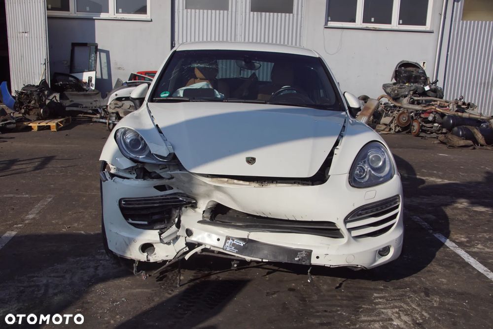 Auto na części - Porsche Cayenne II 3.0 D 239 KM CASA A5904 LR9A 2011R Silnik Skrzynia Drzwi Klapa Błotnik Lampa Lusterko Szyba Klamka Deska Kokpit Sterownik Moduł Czujnik Licznik Kierownica Wyświetlacz Panel - 2