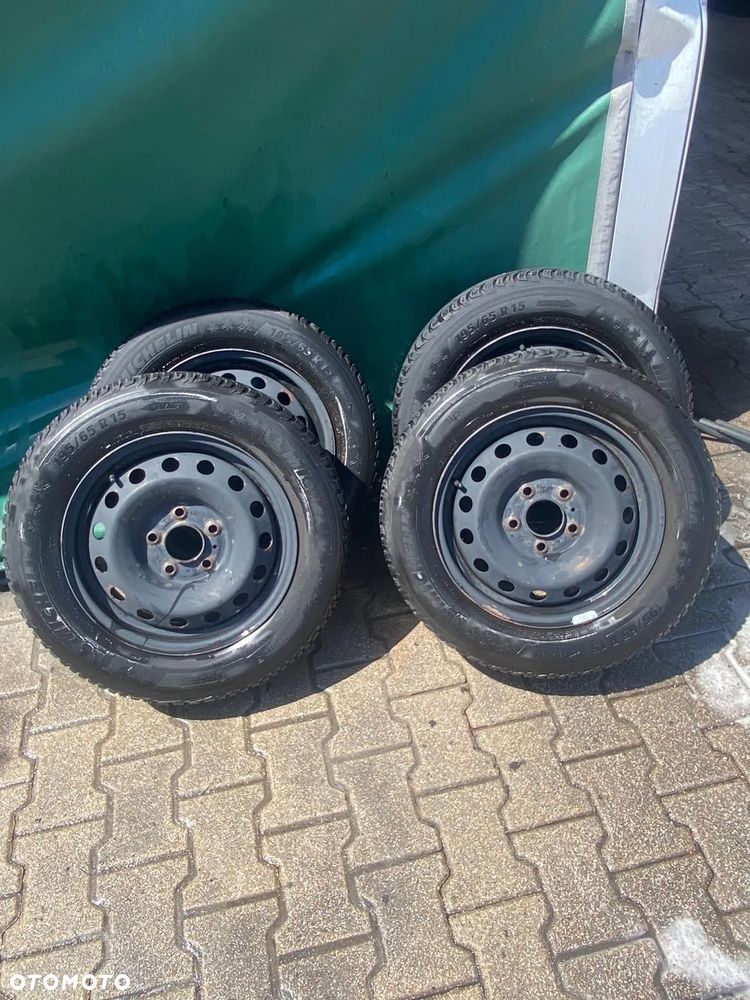 Komplet opon zimowych z felgą 195/65 R15