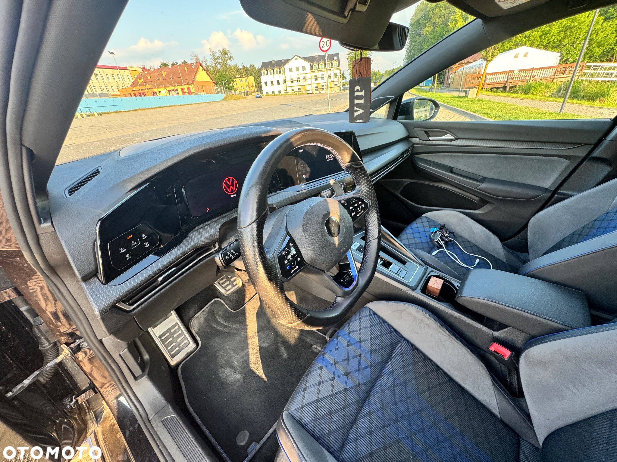 Volkswagen Golf VIII 2.0 TSI 4Motion R DSG - 24