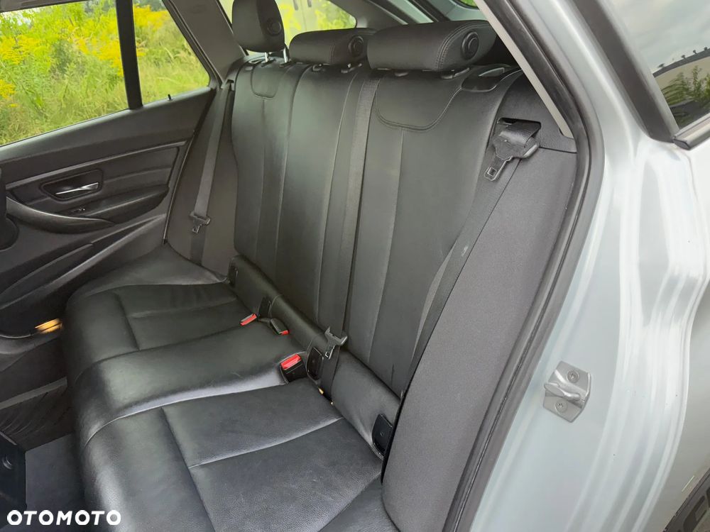 BMW Seria 3 318d M Sport - 25