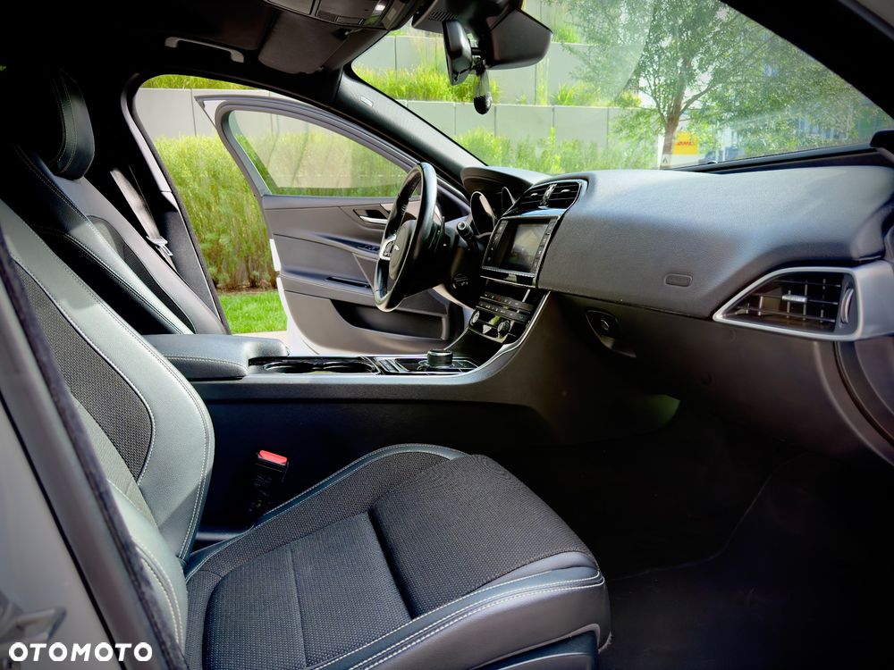 Jaguar XE 2.0 D R-Sport - 22