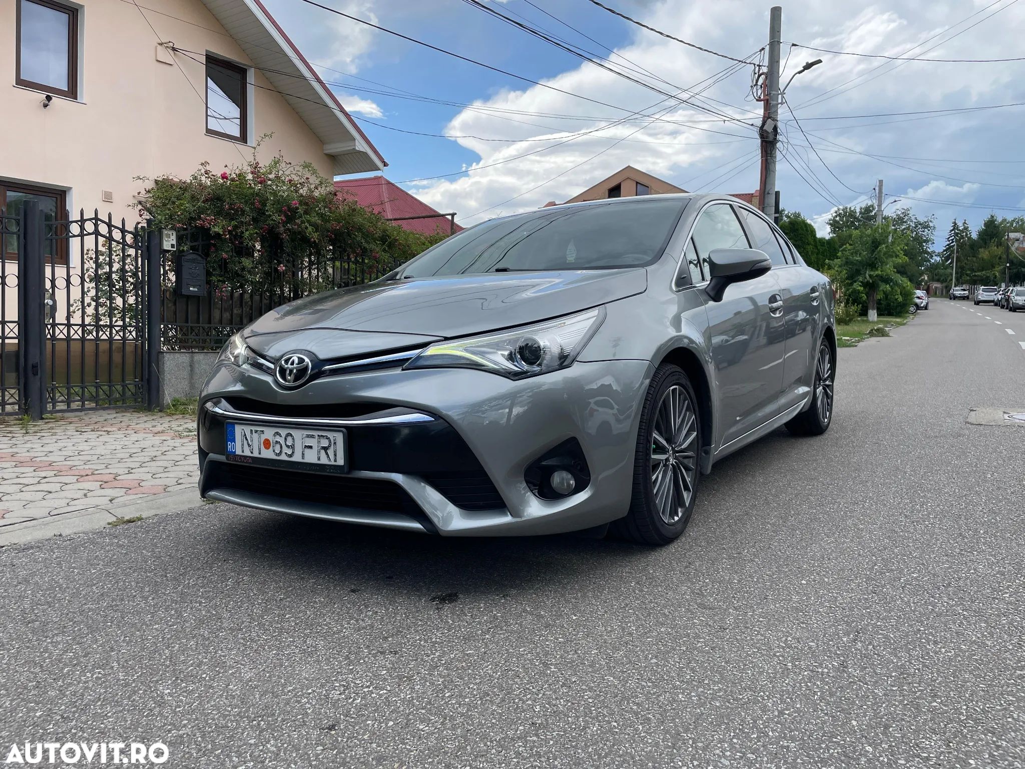 Toyota Avensis 2.0 D-4D Executive - 1