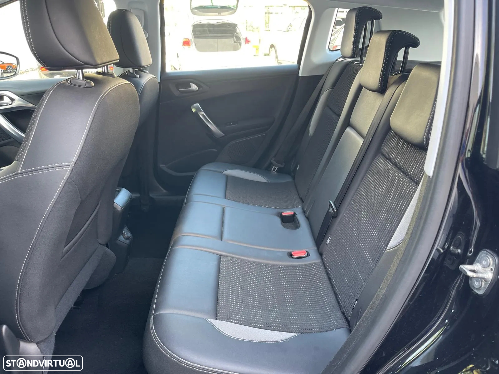 Peugeot 2008 1.2 PureTech Allure - 10