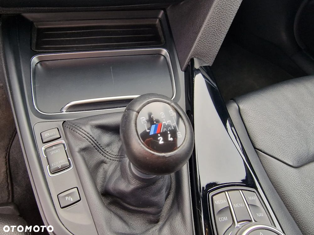 BMW Seria 3 318d xDrive Luxury Line - 28
