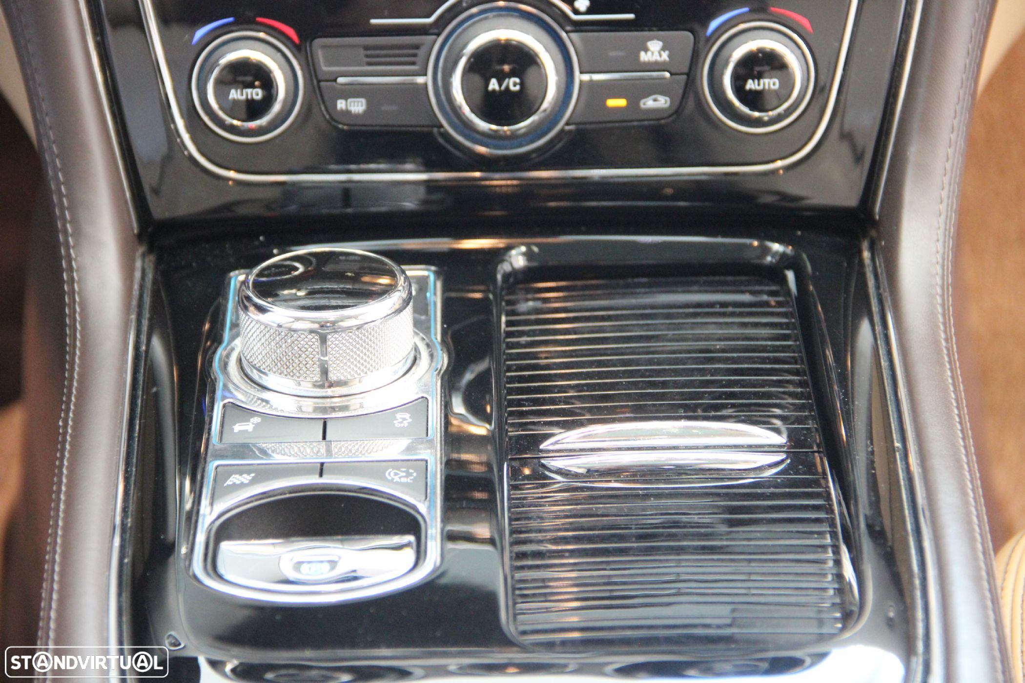 Jaguar XJ 3.0 D V6 Premium Luxury - 32