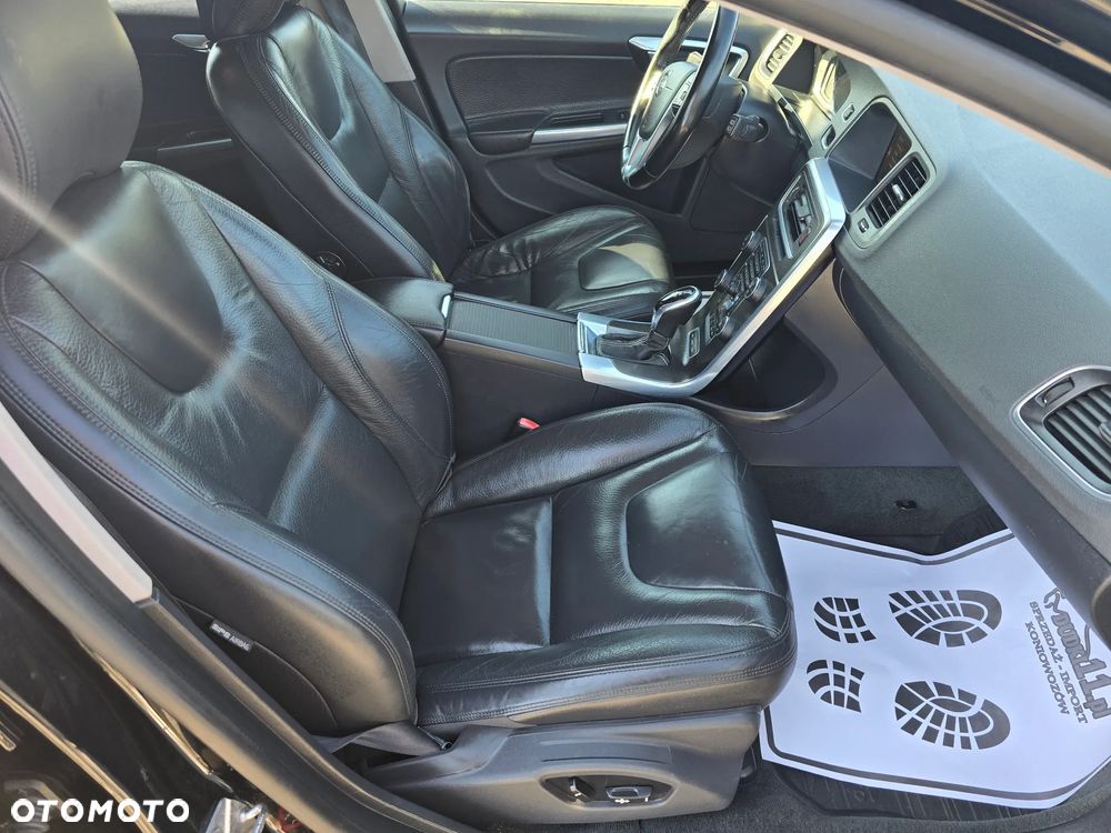 Volvo V60 D6 AWD Plug-in Hybrid R-Design Summum - 23