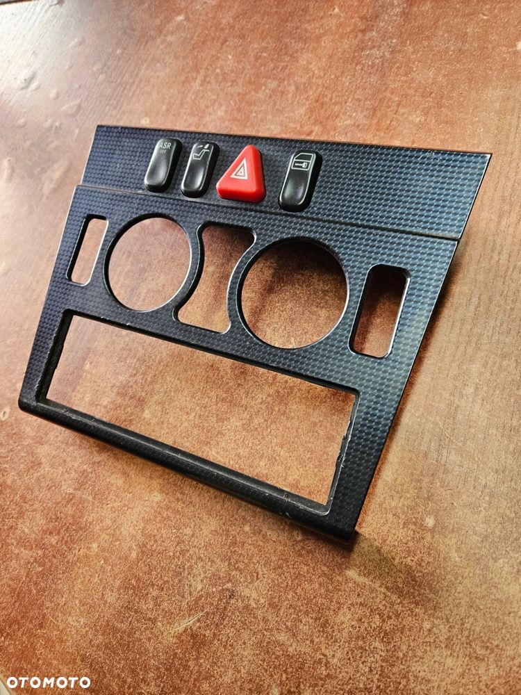 RAMKA PANEL KONSOLA PRZEŁĄCZNIK AWARYJNYCH SKŁADANIA FOTELI  MERCEDES C KLASA W 202 W210 2106830625 - 2