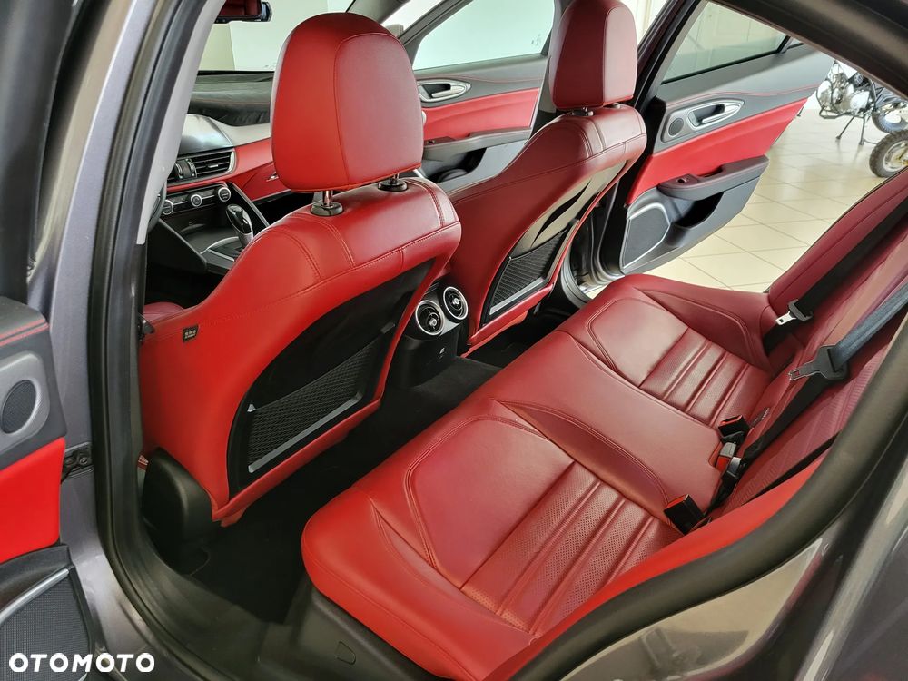 Alfa Romeo Giulia 2.0 Turbo 16V AT8-Q4 Veloce Ti - 6