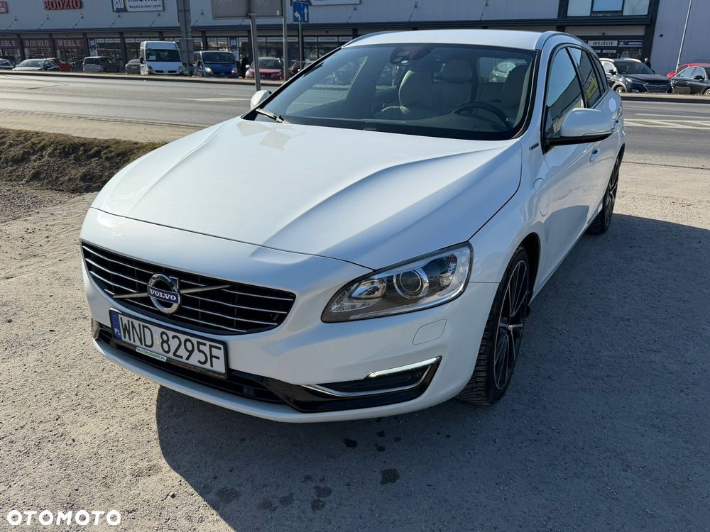 Volvo V60 D6 AWD Plug-in Hybrid Momentum - 1