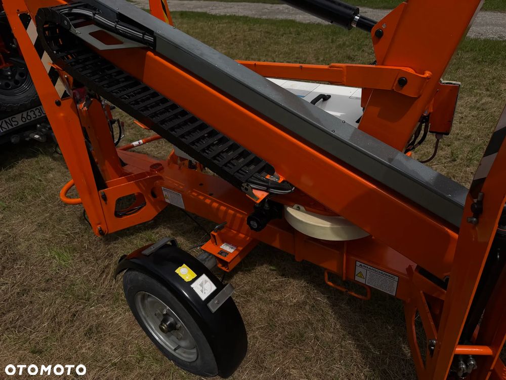 Nifty 120TAC Zwyżka koszowa 12 metrów Podnośnik HDS. jak nówka z salonu. 2016 rok. PRĄD 230v. 4 sekcje sterowania na dole. Nowy model! Z komuny Norweskiej. Używana była 1 raz do roku. Serwisowana w DEKRA do końca OKAZJA. Zwyżka Obrotowa. Poziomowanie kosza. Pełna Hydraulika. Sterowanie góra dół! Wysuwane ramie. Wieniec tryby zero zużycia! Ani deka luzów i wycieków.  Mała lekk i zwinna zwyżka o potężnym zasięgu. OKAZJA TANIO - 6