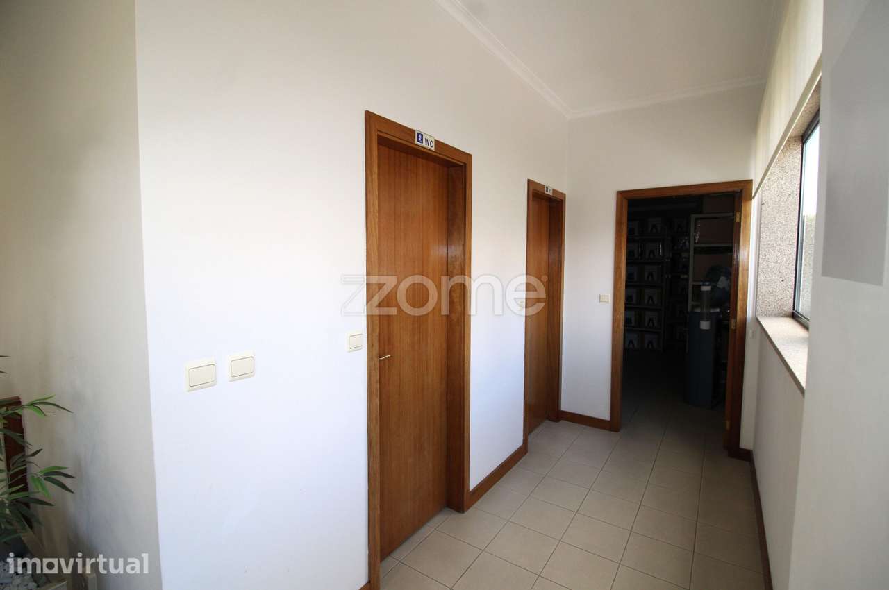Pavilhão Comercial com +1.000 m² na Zona Industrial do Socorro – Fa... - Grande imagem: 4/16