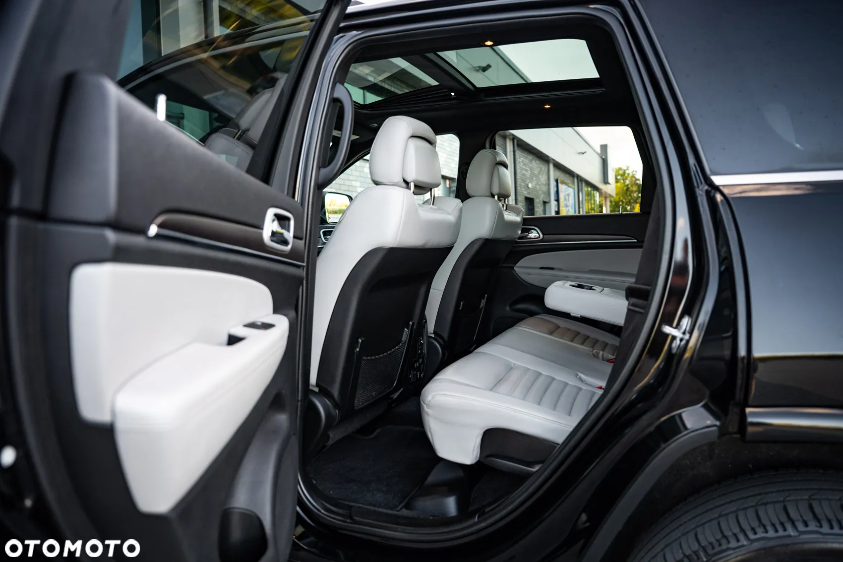 Jeep Grand Cherokee - 24