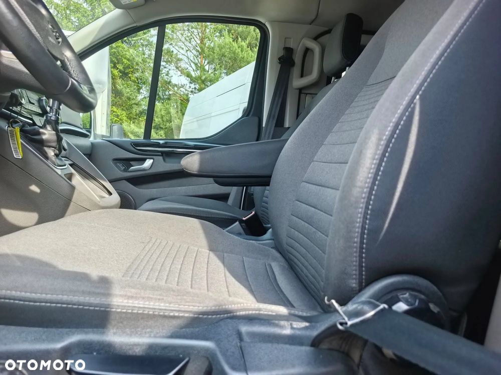 Ford Tourneo Custom - 22