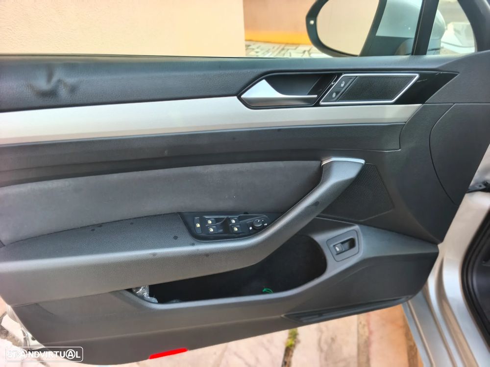VW Passat Variant 1.6 TDI BlueMotion - 16