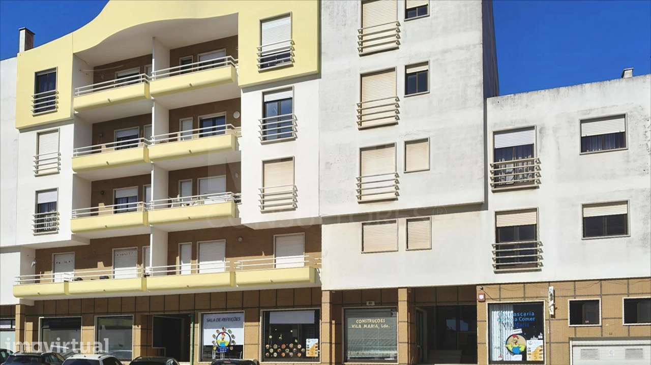 Apartamento T2 com Marquise e Despensa | 1º Andar | Perto das Praias - Grande imagem: 4/8