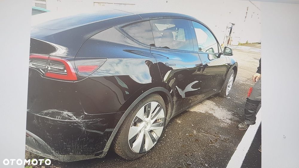 Tesla Model Y - 3