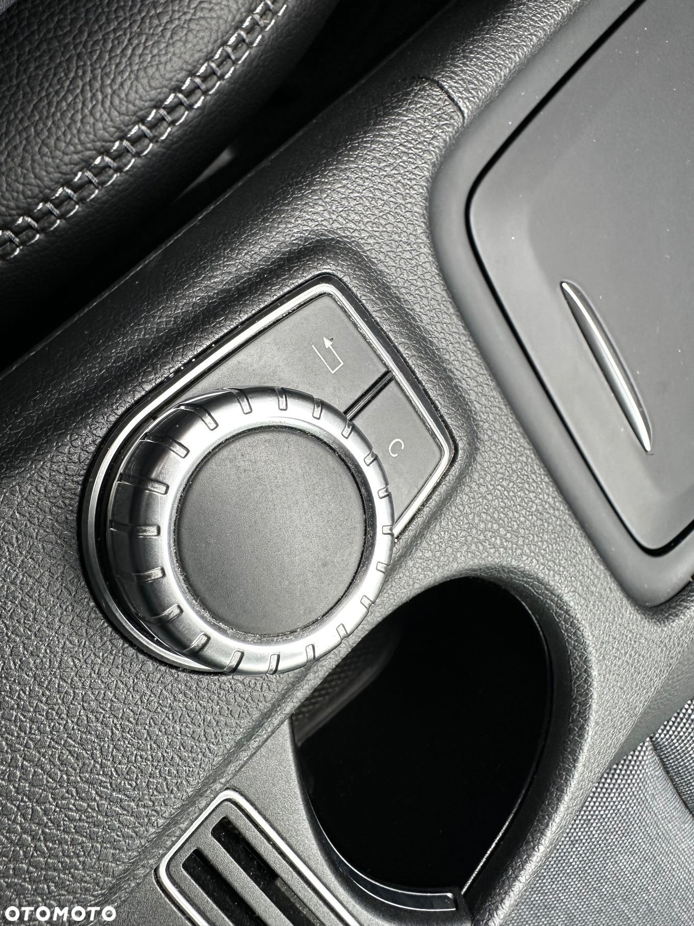 Mercedes-Benz GLA 180 7G-DCT - 36