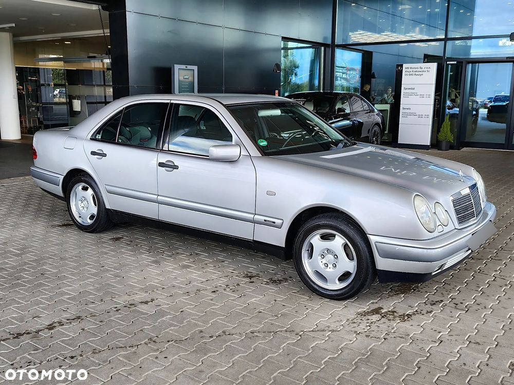Mercedes-Benz Klasa E 200 T Classic - 1