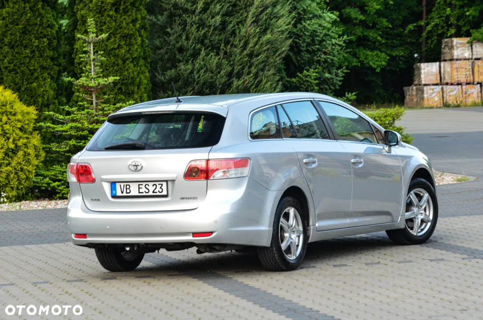 Toyota Avensis Combi 1.8 Executive - 16