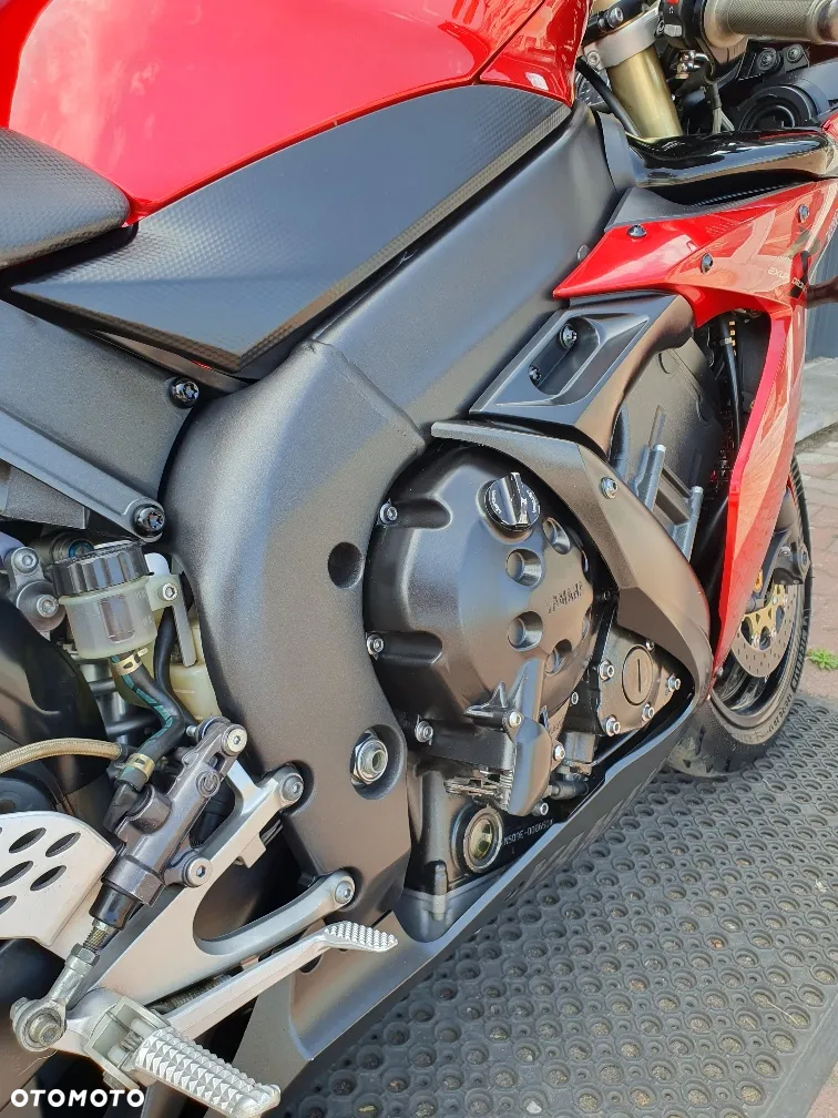 Yamaha R1 - 24
