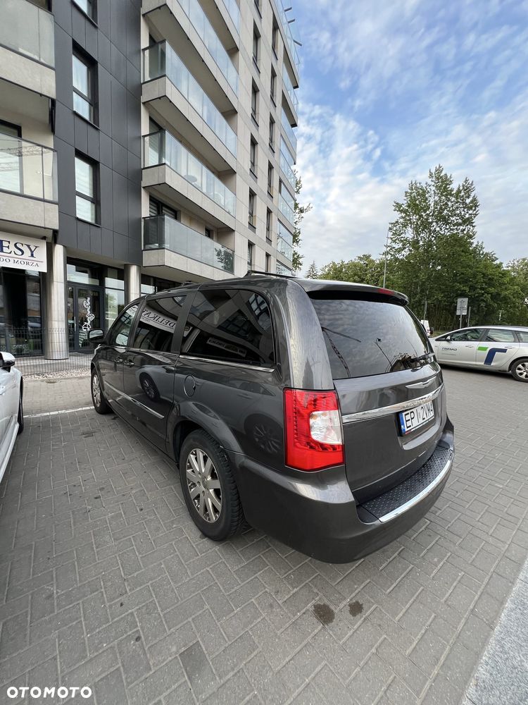 Chrysler Town & Country - 8