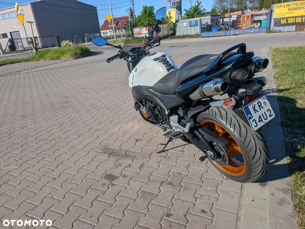 Suzuki GSR - 4
