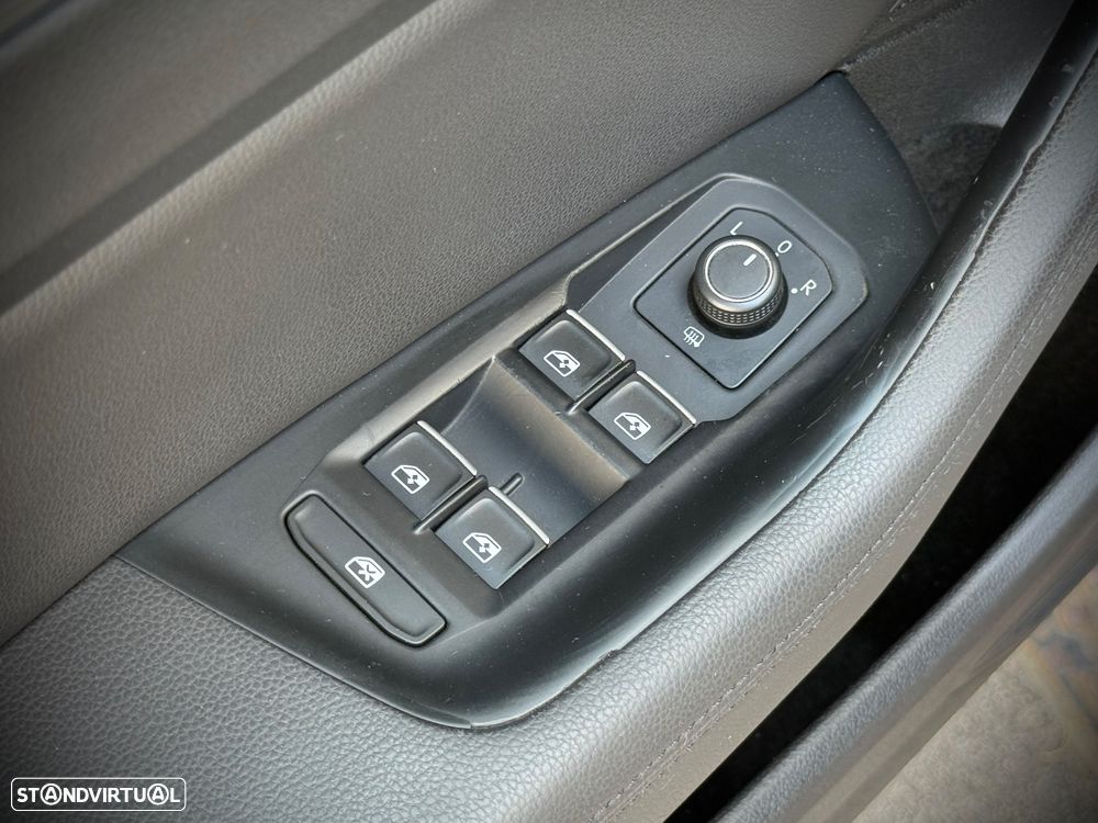 VW Passat 2.0 TDI Highline - 32