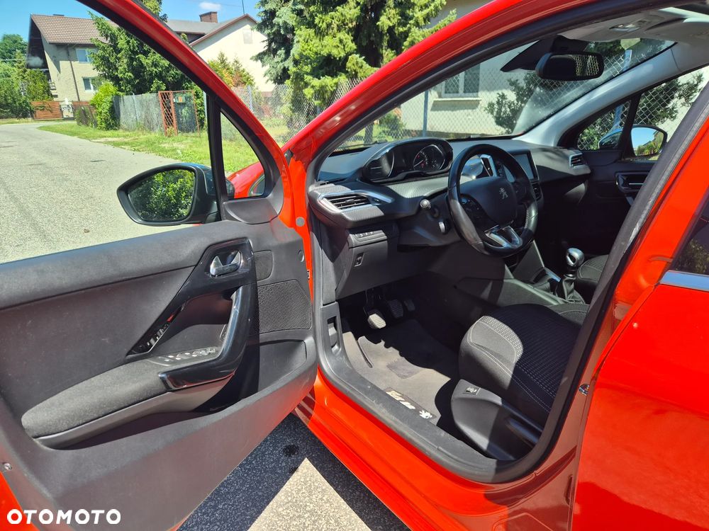 Peugeot 208 - 13