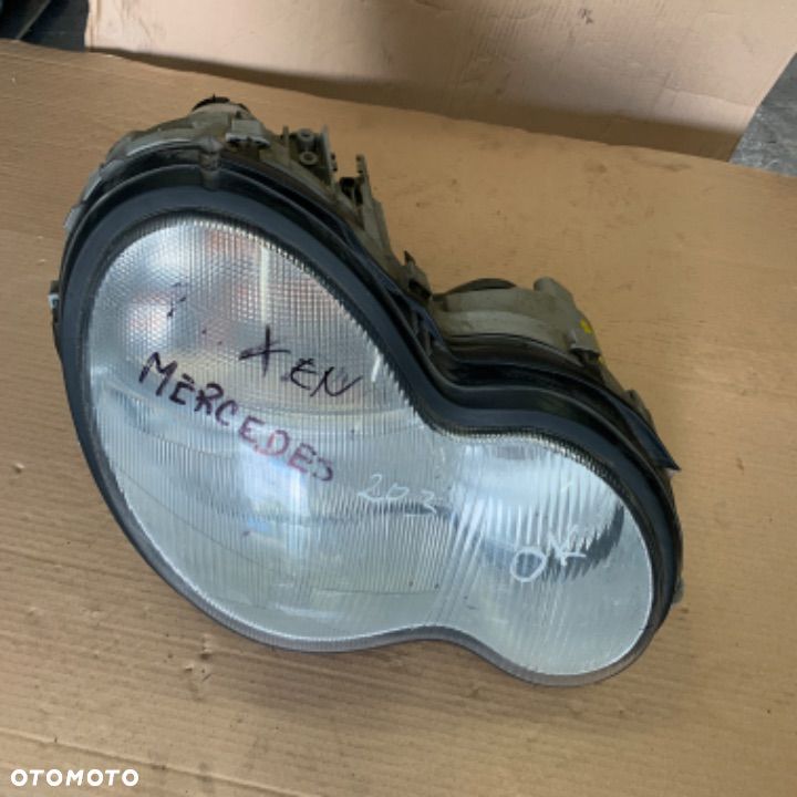 MERCEDES C 203 lampa xenon prawa europa uszkodzona - 1