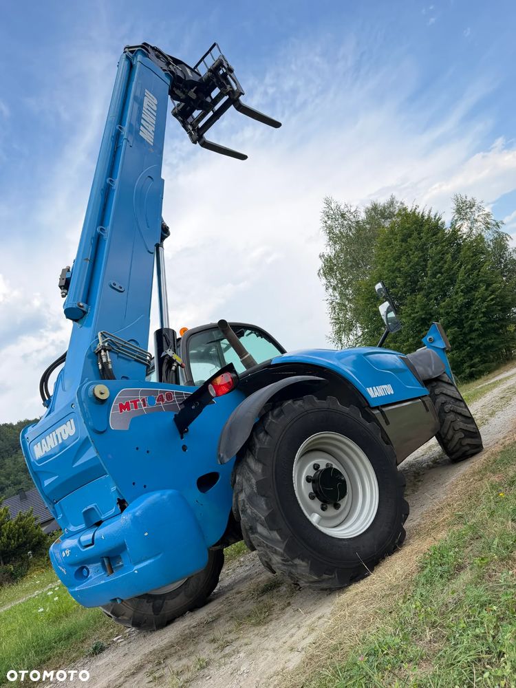 Manitou MT1440. Ładowarka Teleskopowa 14 metrów wysuw! UDŹWIG 4 TONY! Przebieg 2900 mtg. Maszyna jak Nowa z SALONU. 2017 rok. z Norwegii z Gospodarstwa rolnego! Silnik PERKINS Turbo 110 km. Aktualne Serwisy w Dekra. Nowy Model sterowane wszystko z 1 dżojstika. Ani deka luzów czy wycieku. OKAZJA! Jazda REWERS + 4 biegi. Skręt 3 tryby. Wyjście Hydrauliczne na maszcie, Poziomowanie ośi stabilizatory! Wyjścia Hydrauliczne na maszt! Okazja Ani deka luzów i wycieków. Wersja Norweska. Wielka Okazja - 37