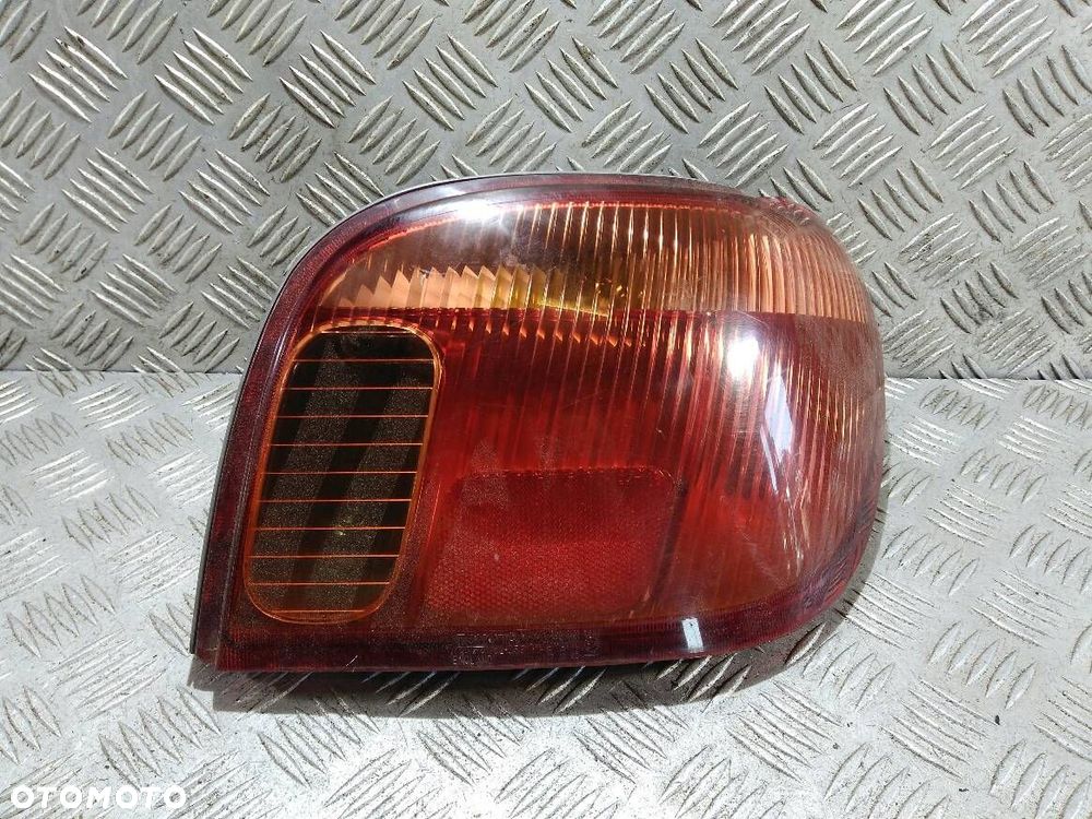 LAMPA PRAWA TYLNA TOYOTA YARIS I - 1