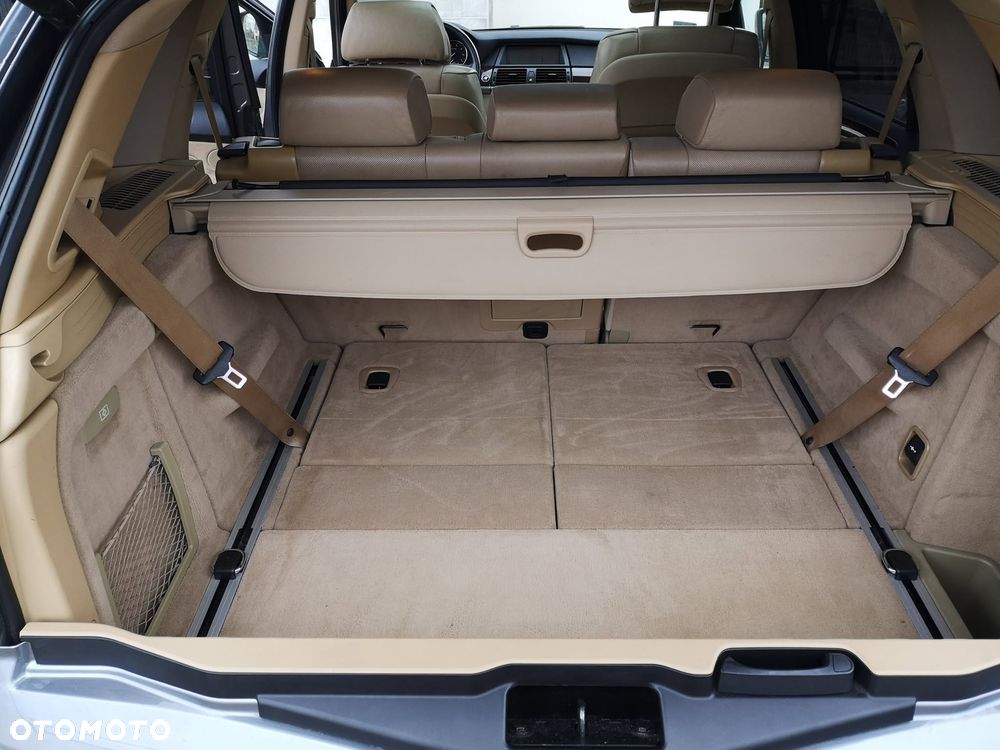 BMW X5 4.8i xDrive - 11