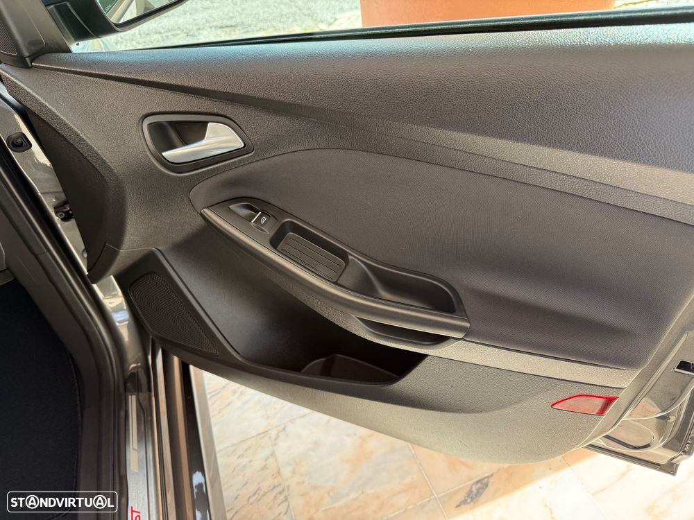 Ford Focus SW 1.5 TDCi ST-Line - 43