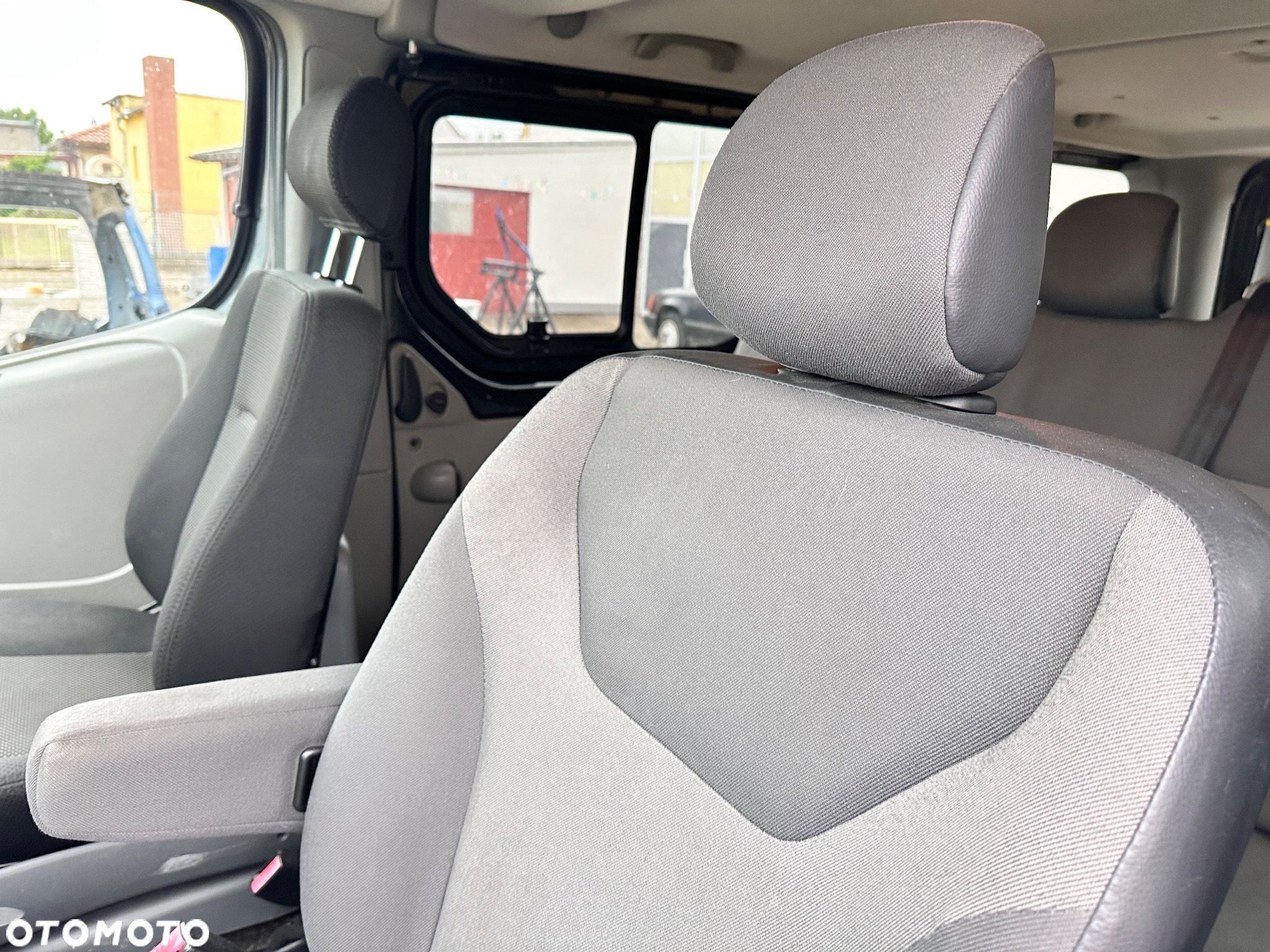 Renault Trafic 2.0 dCi 115 FAP Grand Passenger Black Edition - 8