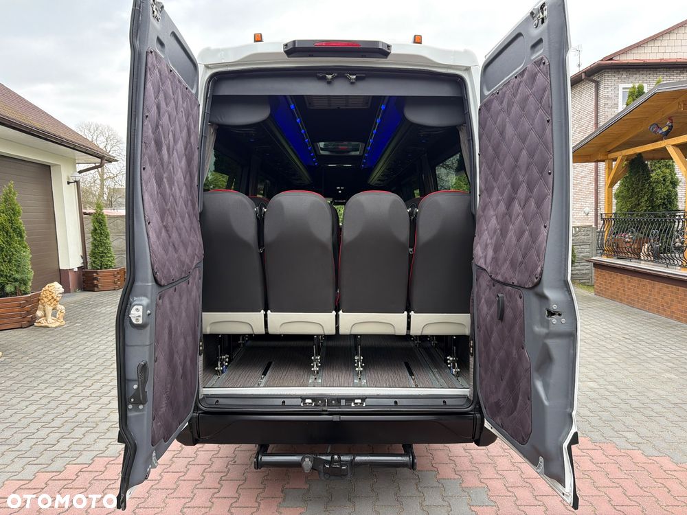 Iveco DAILY AUTOBUS 24 MIEJSCA / PRZEWÓZ OSÓB NIEPEŁNOSPRAWNYCH / KLIMA POSTOJOWA / WEBASTO / TELEWIZOR / LEDY W ŚRODKU KOLOROWE / Salon Polska/ Nowe Opony/Jak Nowe/Mały Przebieg/ - 38