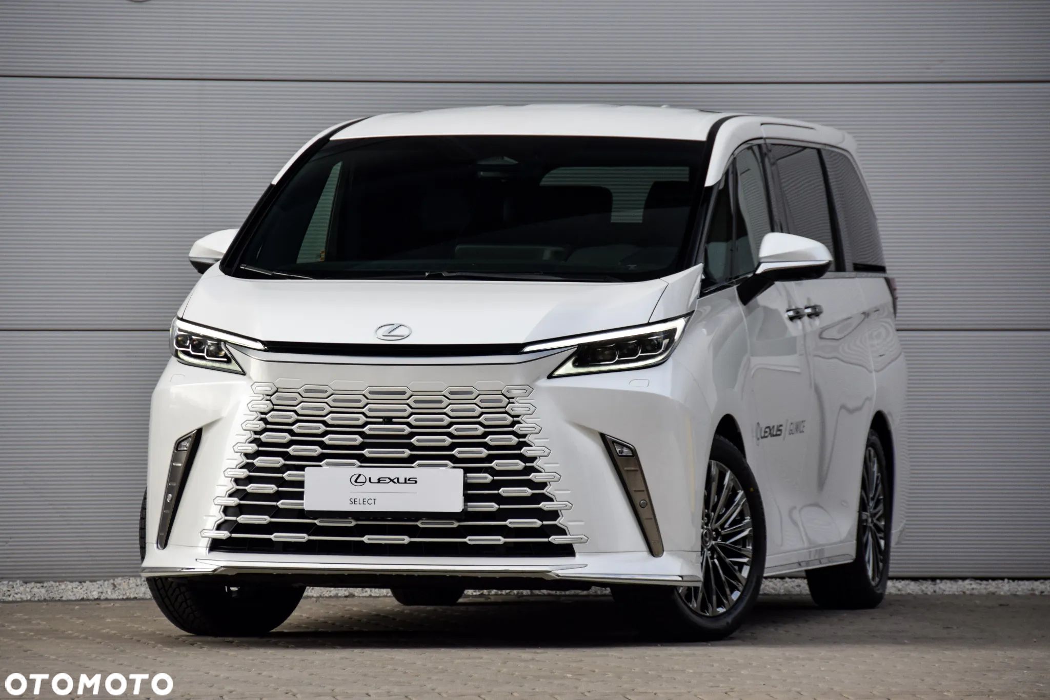 Lexus LM - 1