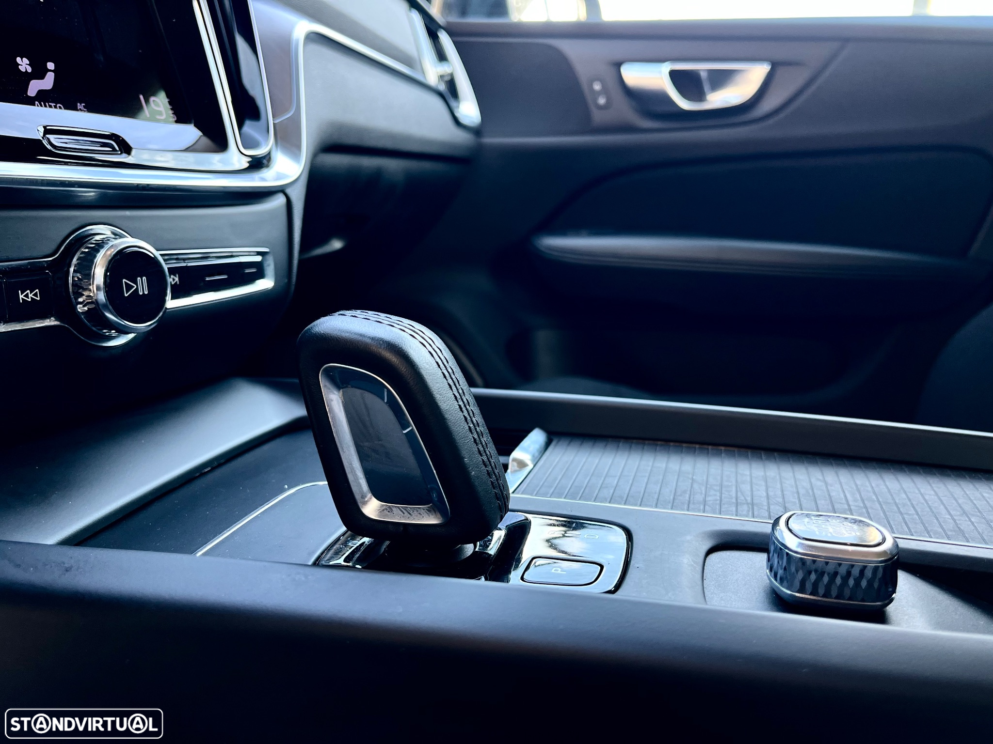 Volvo V60 2.0 B4 Momentum Geartronic - 33