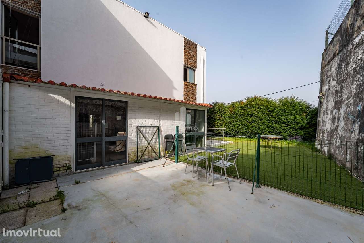 Moradia T3 de três frentes em Valbom – Espaço, conforto e box para 4 c - Grande imagem: 2/35