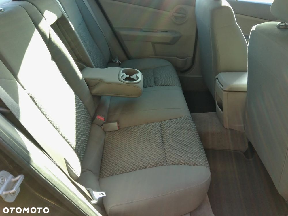 Dodge Avenger - 11