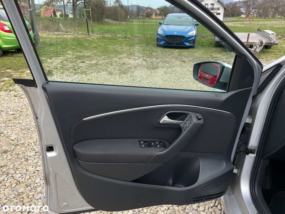 Volkswagen Polo 1.4 TDI Blue Motion Technology Lounge - 9